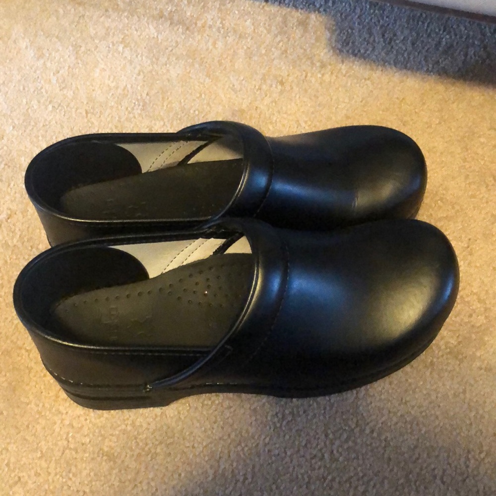 Black dansko nursing shoes